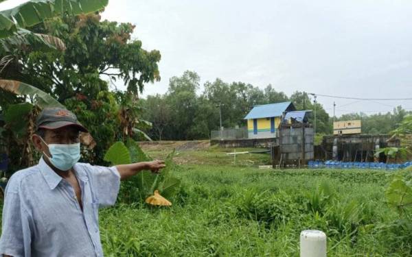 Rahmat menunjukan rumah pam air Sungai Skudai yang terletak di belakang rumahnya di Kampung Pasir Johor Bahru.