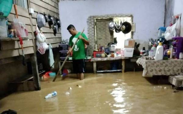 Sebuah kediaman di Kampuang Ban Ho di Kemaman mula dinaiki air pada Jumaat.