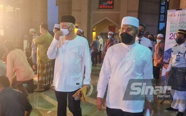 Ismail Sabri (kiri) diiringi Idris ketika hadir pada Program Solat Hajat dan Munajat Perdana bagi mendoakan kesejahteraan Malaysia di Masjid Putra, Putrajaya pada Jumaat.