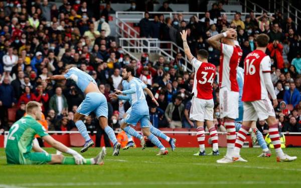 Rodri (dua dari kiri) meraikan jaringan selepas meledak gol kedua Manchester City ketika menjinakkan Arsenal di Stadium Emirates, London. - Foto AFP