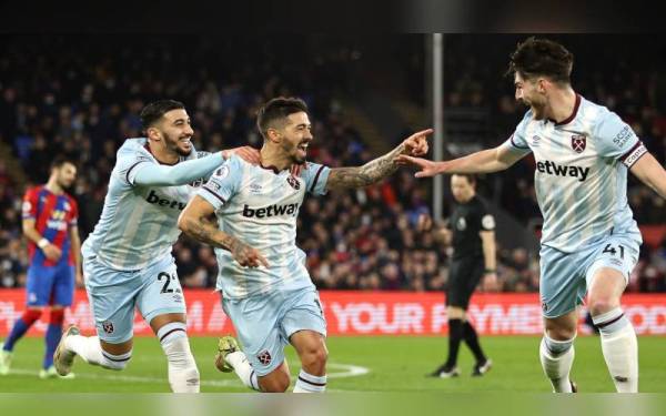 Pemain West Ham, Declan Rice (tengah), meraikan jaringan gol pada perlawanan berkenaan. - foto skysports