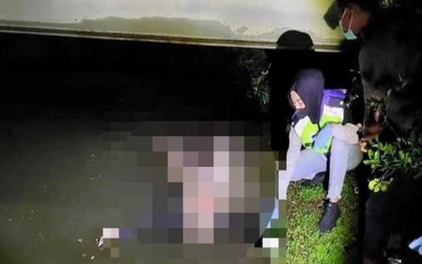 Mayat wanita yang sudah reput dan busuk ditemukan di dalam sebuah tasik berhampiran Sky Ride Presint 2 di sini pada Sabtu.- Foto Ihsan PDRM