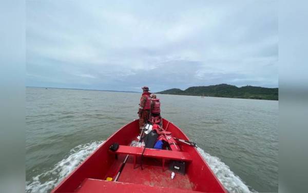 Pasukan bomba melakukan operasi mencari dan menyelamat tiga beradik dikhuatiri lemas di perairan Kampung Batu Payung, Tawau.