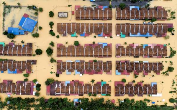 Pemandangan udara menunjukkan kawasan perumahan di Taman Pinggiran Sungai Kelamah ditenggelami banjir ekoran hujan lebat - Foto Bernama