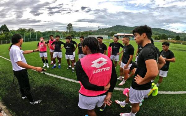 Kim Swee berkata sesuatu kepada pemain pada sesi latihan, baru-baru ini. - foto Sabah Football Club