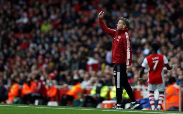 Stuivenberg memberi arahan kepada para pemain Arsenal ketika melayan kunjungan Manchester City di Stadium Emirates. - Foto AFP