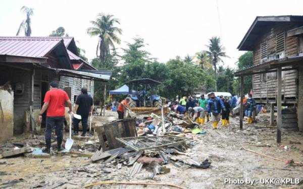 Sukarelawan KPLB membaiki kediaman mangsa banjir yang rosak di Kampung Setia, Karak, Pahang.