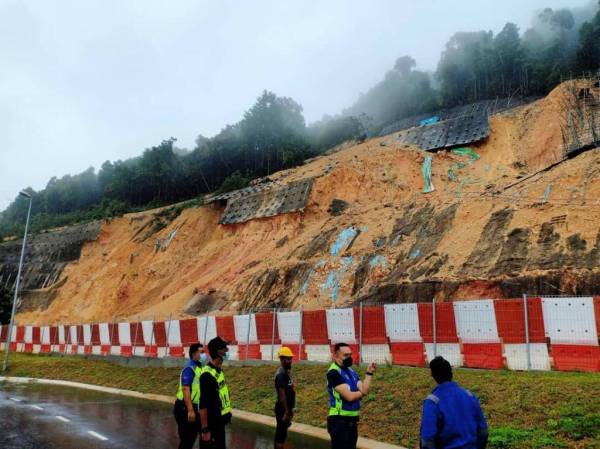 Anggota polis memantau keadaan di lokasi runtuhan tebing tanah di kawasan Taman Perumahan Bukit Pelali Pengerang.