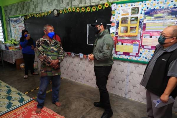 Tunku Ismail melawat mangsa banjir yang ditempatkan di PPS di Sekolah Agama Bandar Tangkak, Tangkak, Muar pada Ahad.