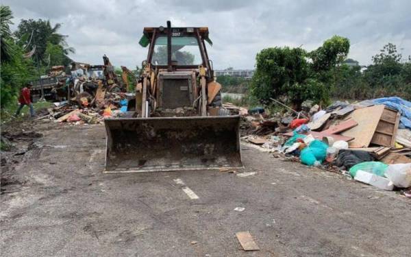 Kerja-kerja pembersihan dilaksanakan secara berterusan namun KDEBWM menghadapi kekangan kerana kawasan tebing sungai berhampiran laluan itu agak sempit untuk jentera berat.