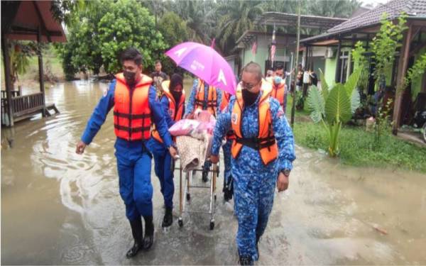 APM Johor bantu pindah warga emas Sinar Harian