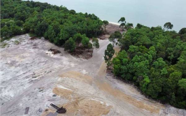 MPM telah mengeluarkan notis henti kerja ke atas projek korek pasir yang didakwa dijalankan di kawasan pendaratan penyu Tanjung Gemuk, Pantai Pasir Panjang, di Manjung. - Foto Facebook Persatuan Aktivis Sahabat Alam