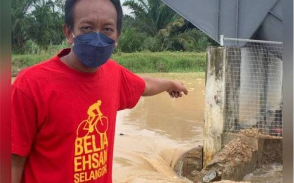 Janaidi menunjukkan keadaan ban berdekatan rumah pam Kampung RTB Bukit Changgang yang pecah pagi Isnin. - Foto Astro Awani