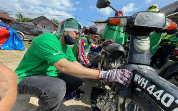 Sukarelawan ARC bantu menghidupkan enjin motosikal, menukar minyak hitam dan palam pencucuh serta melakukan servis-servis yang lain. Foto: FB Alternative Riding Club (ARC) 