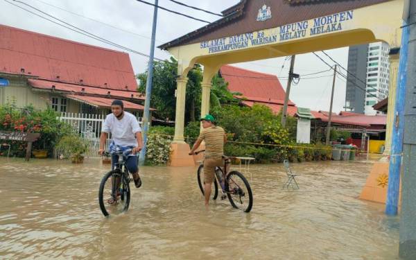 Kampung Morten yng berusia lebih 100 tahun di bandar Melaka dinaiki air.