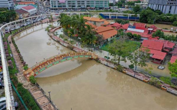 Pemandangan udara mengenai situasi terkini banjir yang melanda Kampung Morten hari ini.
Kejadian banjir di Kampung Morten ketika ini berpunca daripada fenomena air laut pasang besar dan limpahan air Sungai Melaka berikutan hujan berterusan sejak beberapa hari ini.
Di Melaka, jumlah mangsa banjir meningkat kepada 2,537 mangsa daripada 656 keluarga pada 8 pagi tadi berbanding 1,778 mangsa daripada 462 keluarga pada 8 malam tadi.
--fotoBERNAMA
