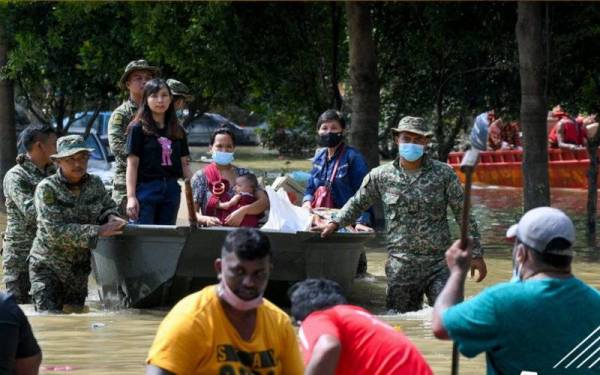 ATM telah menggerakkan 196 anggota termasuk pegawai bagi menyelamatkan mangsa banjir di kawasan-kawasan yang terjejas di negeri Johor.