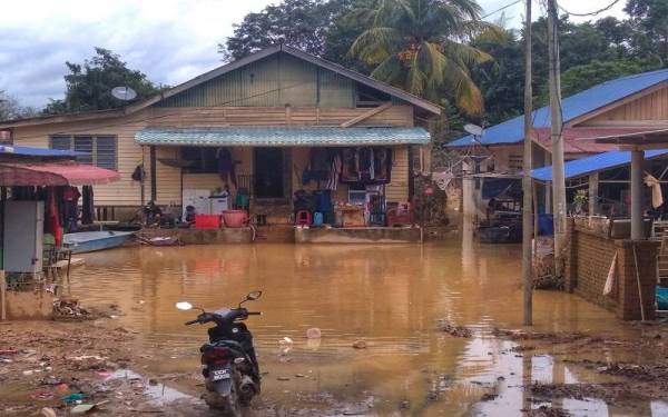 Antara rumah penduduk yang mula digenangi air.