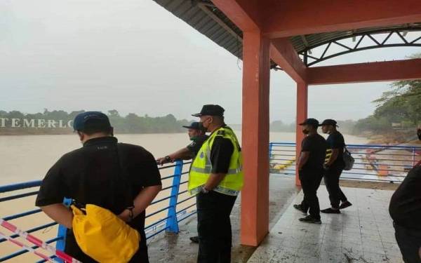 Anggota Pasukan Polis Marin meneruskan tugas pemantauan banjir di beberapa lokasi di Temerloh pada Isnin ekoran hujan berterusan sejak beberapa hari lalu.- Foto FB Pasukan Polis Marin Wilayah Tiga