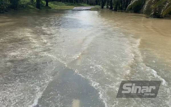 Keadaan banjir di jalan utama Kampung Mawai yang masih belum surut sepenuhnya menyebabkan sebahagian penduduk terpaksa dipindahkan ke PPS SK Mawai, Kota Tinggi.