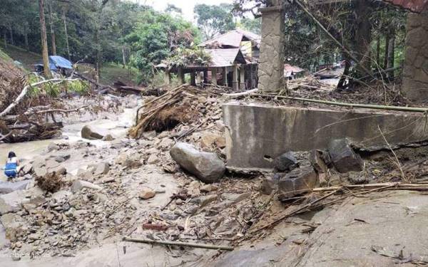 Keadaan Air Terjun Sungai Gabai yang mengalami kerosakan teruk akibat banjir ditutup kepada pengunjung.