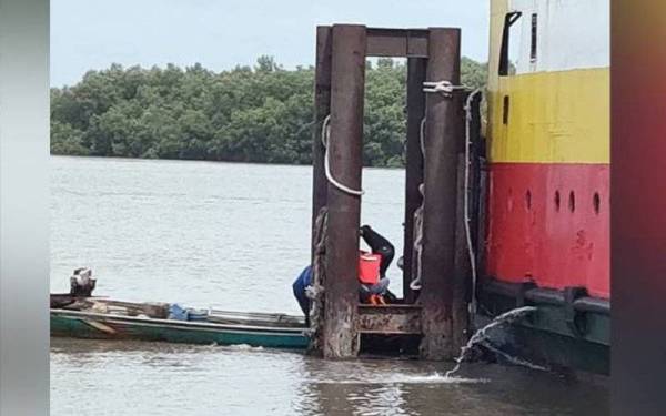 Mangsa, Mohamad Rasidi Baharun, 47, dipercayai tergelincir dari feri yang baru tiba dari Pulau Langkawi, Kedah.