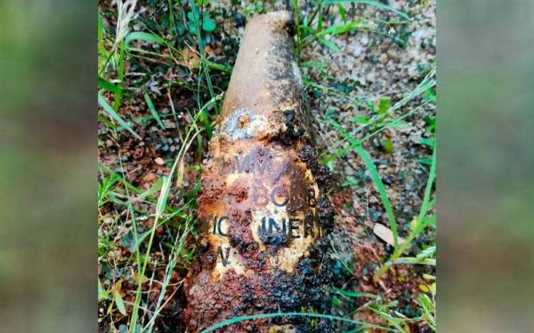 Bom lama jenis mortar practice inert yang ditemui sekumpulan kanak-kanak yang sedang mandi-manda di Sungai Gertak Kertitir, Pengkalan Datu, Pasir Tumboh, Kota Bharu pada Isnin.