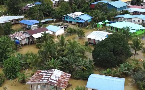 Beberapa buah rumah di Kampung Ganah Jati, Sapi Nangoh dinaiki air ketika tinjauan hari ini. - Foto Bernama