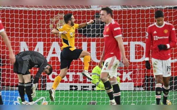 Moutinho (dua dari kiri) meraikan jaringan tunggalnya ketika bantu Wolves tewaskan United 1-0 di Old Trafford awal pagi tadi