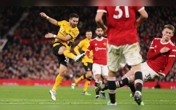 Rembatan pemain Wolves, Joao Moutinho pada minit ke-82 yang memastikan kemenangan Wolves. - Foto RTE