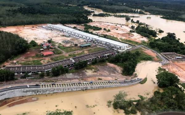 Tinjauan dari udara pada Isnin melalui helikopter Jabatan Bomba dan Penyelamat Malaysia di sekitar Buluh Kasap mendapati beberapa perumahan dan laluan masih terjejas dan ditenggelami air. - Foto Bernama