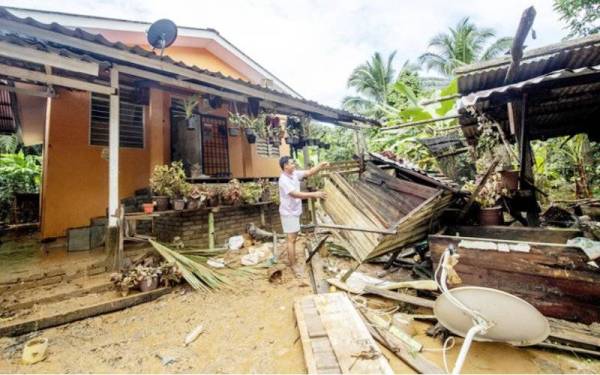 Bantuan Wang Ihsan dapat meringankan beban mangsa banjir yang mengalami kerugian susulan kerosakan harta benda. - Foto Bernama