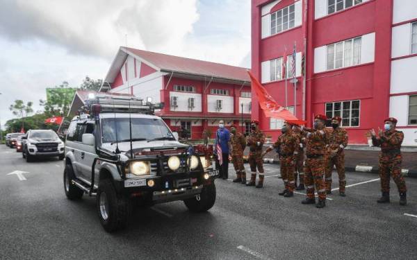 Zainal (tiga dari kanan) melepaskan kenderaan para peserta sempena Majlis Pelancaran Konvoi Skuad Kebajikan Bomba Kelantan Bersama Badan Bukan Kerajaan (NGO) Ke Selangor Misi 'Kito Saye Demo' di Ibu Pejabat JBPM Kelantan, Tunjung hari ini. - Foto Bernama