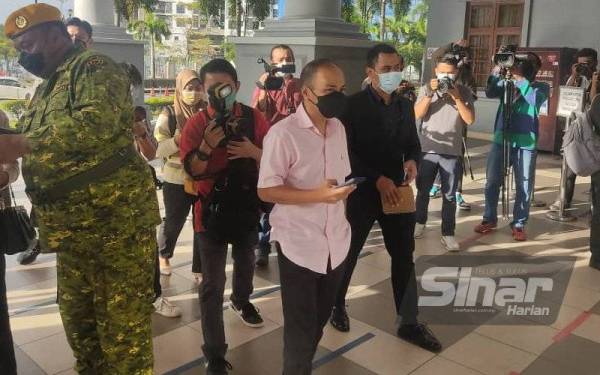 Amir yang memakai kemeja merah jambu hadir di Mahkamah Sesyen Kuala Lumpur pada Selasa yang dituduh memberi rasuah RM20,000 April tahun lalu.