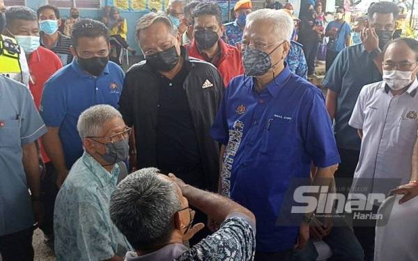 Ismail (tengah) ketika meninjau keadaan mangsa banjir di PPS Balairaya Kampung Tandong pada Selasa.