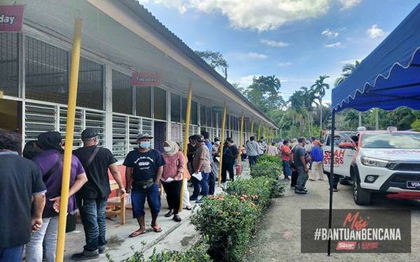 Mangsa banjir di sekitar Banting beratur sebelum menerima bantuan daripada Misi #BantuanBencana Sinar Harian X Rasuah Busters di Sekolah Kebangsaan Bukit Tadom (A), Kampung Bukit Tadom, Banting, Selangor.