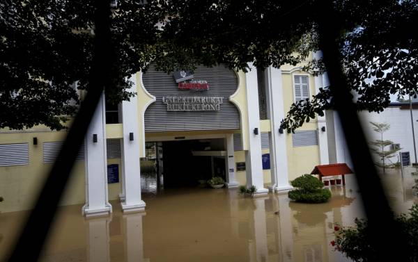 Situasi terkini Galeri Darurat Bukit Kepong yang dinaiki air berikutan limpahan Sungai Muar hari ini. -Foto Bernama