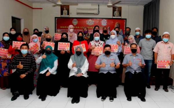 Dr Wan Norashikin Wan Noordin (depan, tengah) bersama para peserta pada Program MARA Cakna Usahawan 2022 di Pusat Khidmat ADUN Kampung Gajah pada Selasa. - Foto Bernama