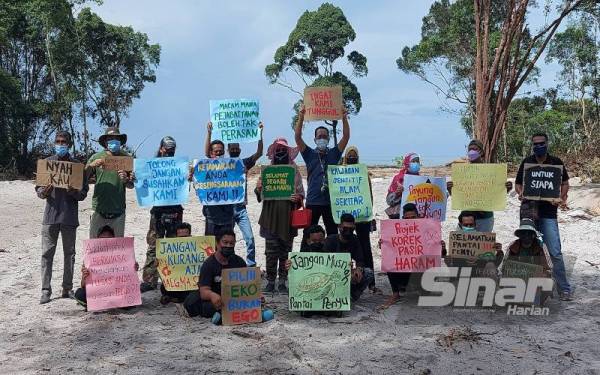 Sebahagian penduduk dan NGO membantah aktiviti perlombongan pasir silika di Pantai Pasir Panjang, Segari pada Selasa.