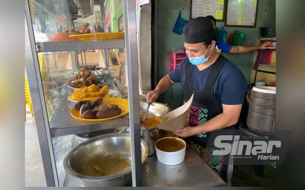 Walaupun masih menggunakan nama Nasi Paku, namun Muhammad telah lama menggunakan getah pengikat untuk membungkus nasi di kedainya.