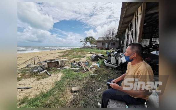 Wan Zakaria melihat keadaan pantai yang semakin menghampiri kediamannya di Kampung Pengkalan Maras, Kuala Nerus.