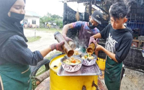 Mi segera siap dimasak di dalam buluh sedia untuk dihidangkan kepada pelanggan.