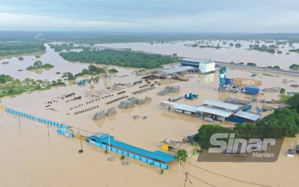 Keadaan banjir di jalan utama di Buloh Kasap, Segamat pada Selasa yang masih belum surut.