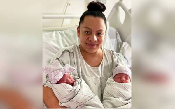 Seorang ibu, Fatima Madrigal menunjukkan bayi kembarnya yang dilahirkan pada tahun berbeza di California. - Foto Natividad Medical Center