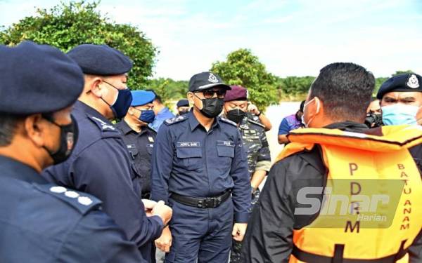 Acryl Sani membuat tinjuan di sekitar kawasan banjir di Segamat, Johor.