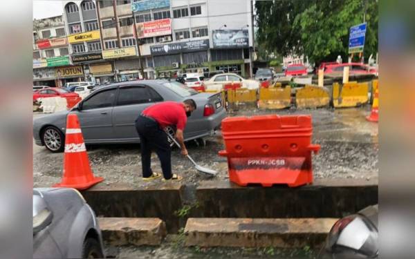 Chon Siang terpaksa mengambil tindakan sendiri selepas mendapati tiada tindakan segera diambil oleh agensi berkaitan untuk membaiki jalan berlubang di Jalan Beserah.