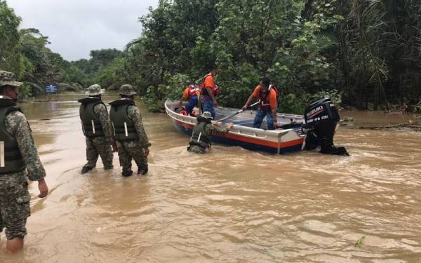 Anggota tentera dan Angkatan Pertahanan Awam (APM) Negeri Johor melakukan tugas-tugas menyelamat mangsa di Mersing.