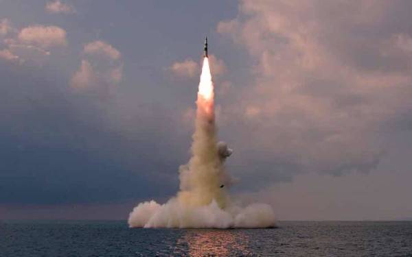 Korea Utara mendakwa mereka berjaya melancarkan misil balistik yang dilancarkan kapal selam (SLBM) jenis baharu pada Oktober lalu. - Foto Agensi