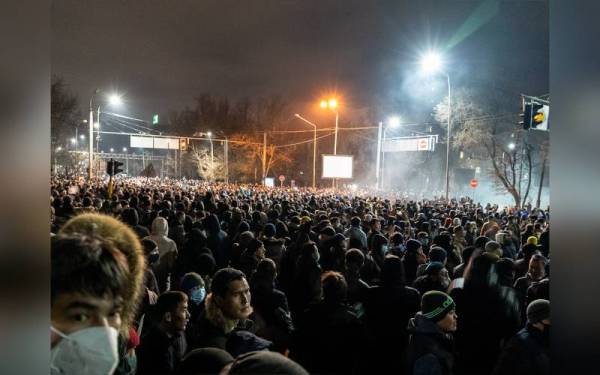 Ribuan penunjuk perasaan berhimpun di Almaty sambil melaungkan slogan antikerajaan. - Foto AFP