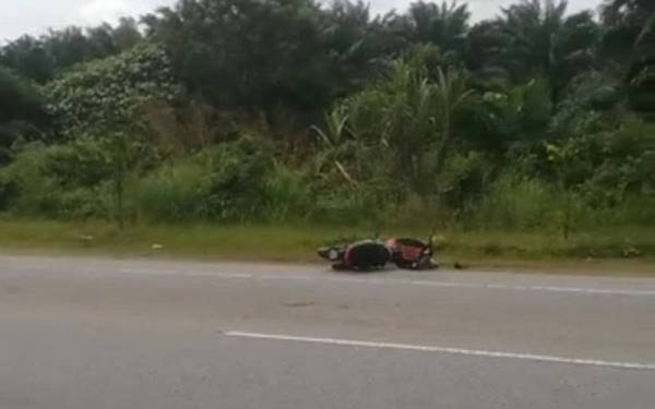 Salah satu motosikal yang terlibat dalam kemalangan di Kilometer 57.9 Jalan Kota Bharu-Gua Musang, Keroh, Kuala Krai pada Rabu.